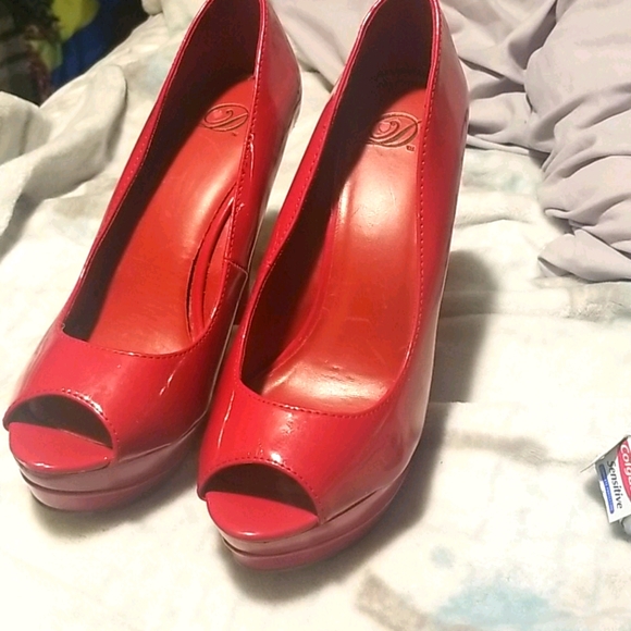 Shoes - Picture 1 of 3